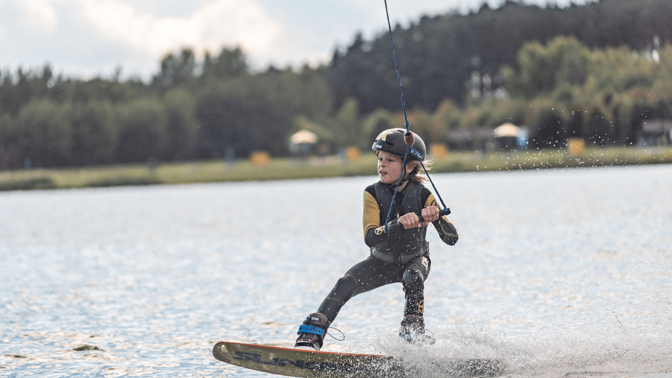 мальчик подросток ребенок катается на вейкборке wakeboard в вейкпарке wakepark пхукет