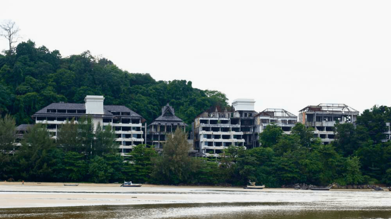 Секретные пляжи Пхукета заброшенный отель Naiyang Beach